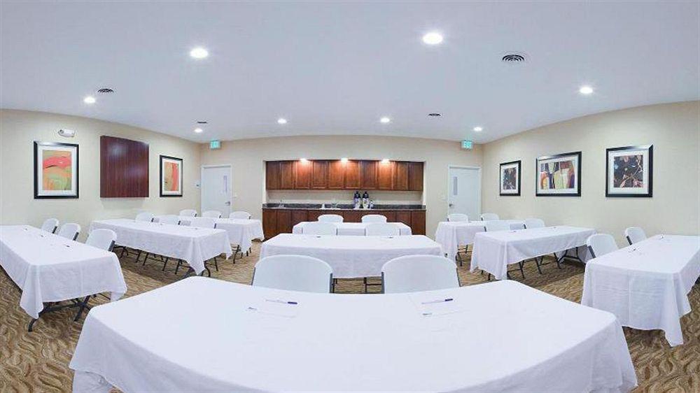 Holiday Inn Express Hotel And Suites Lincoln Airport By Ihg Buitenkant foto