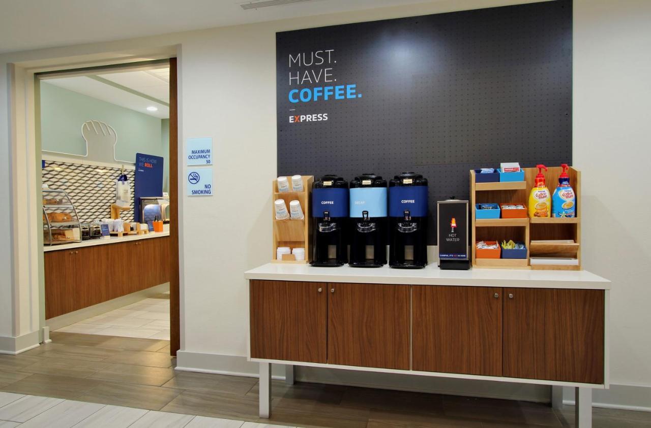 Holiday Inn Express Hotel And Suites Lincoln Airport By Ihg Buitenkant foto