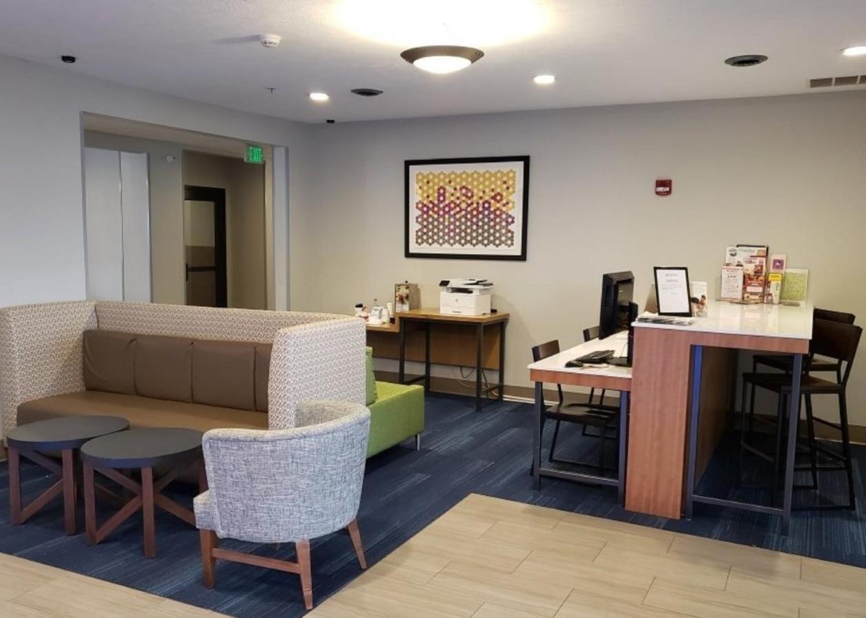 Holiday Inn Express Hotel And Suites Lincoln Airport By Ihg Buitenkant foto