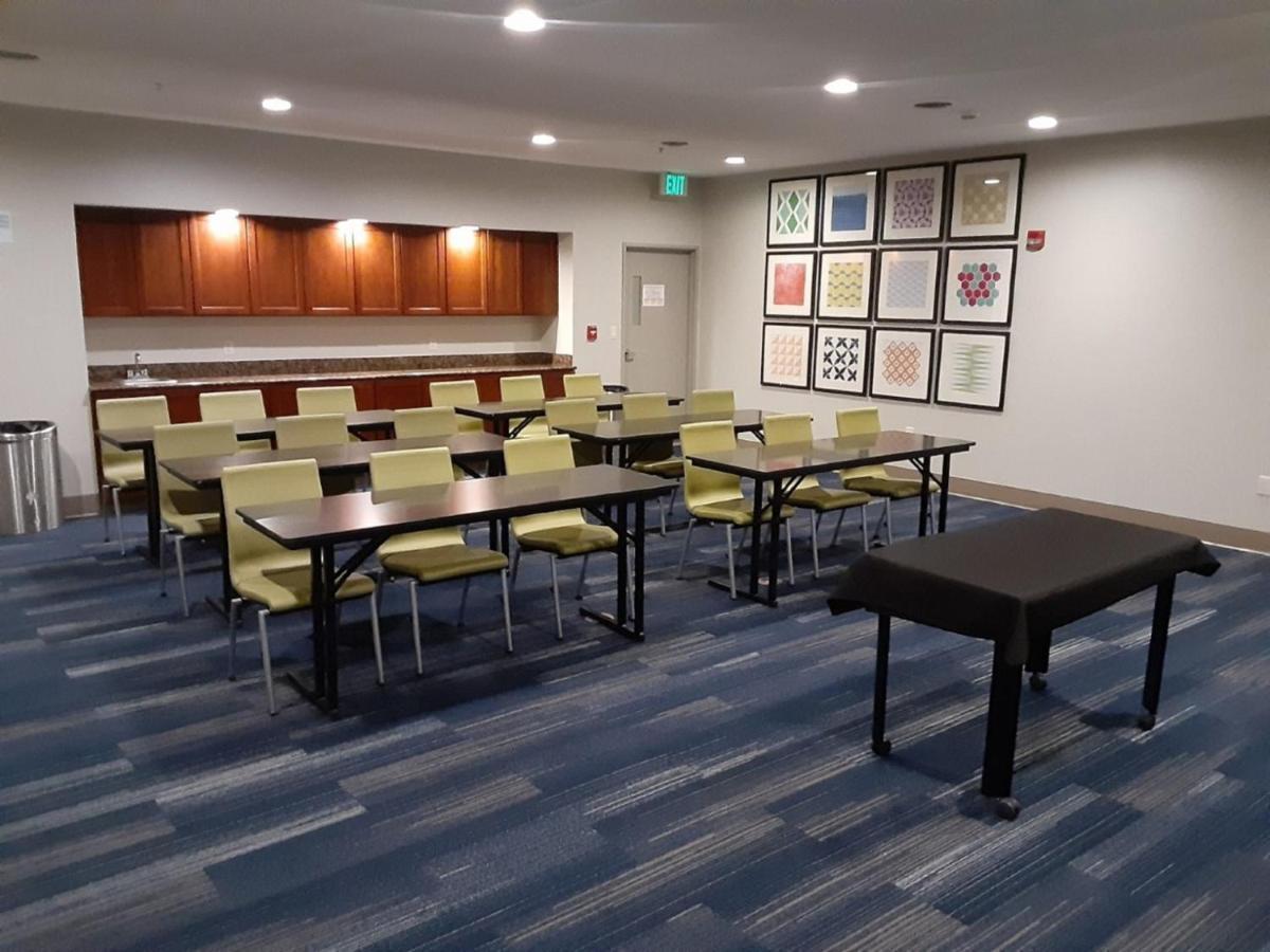 Holiday Inn Express Hotel And Suites Lincoln Airport By Ihg Buitenkant foto