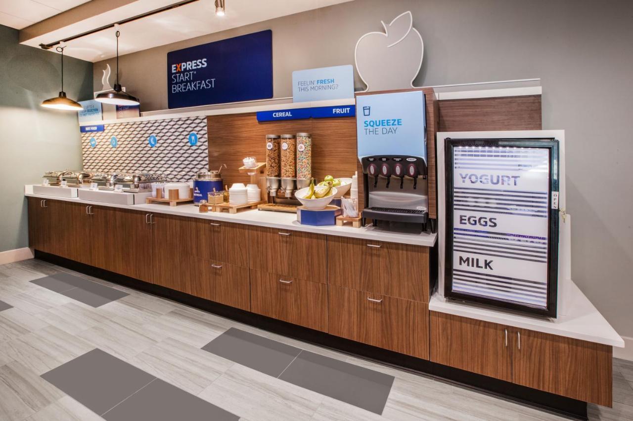 Holiday Inn Express Hotel And Suites Lincoln Airport By Ihg Buitenkant foto