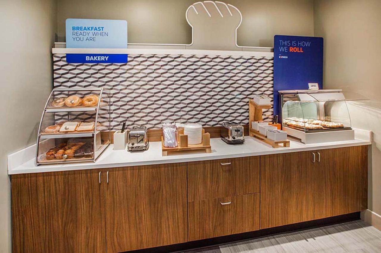 Holiday Inn Express Hotel And Suites Lincoln Airport By Ihg Buitenkant foto