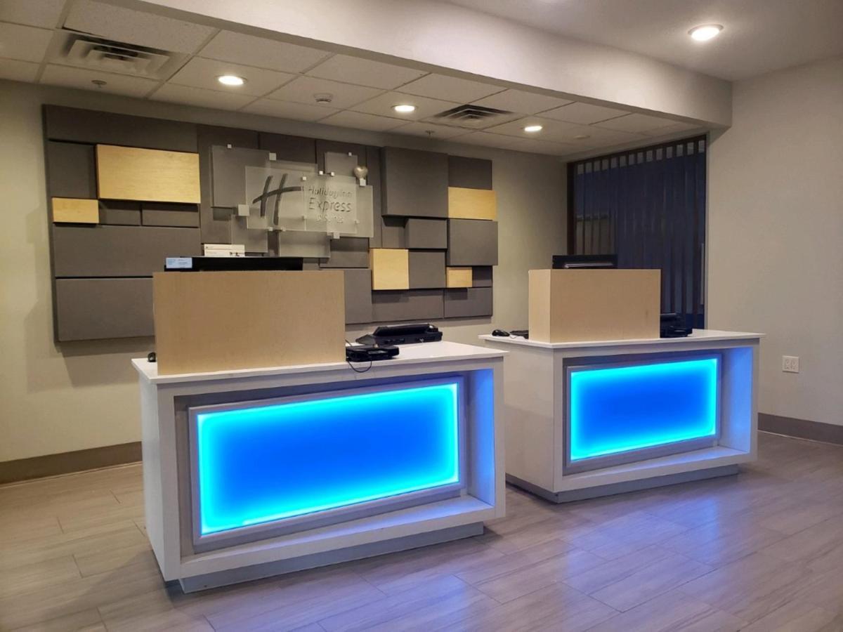 Holiday Inn Express Hotel And Suites Lincoln Airport By Ihg Buitenkant foto
